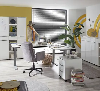 Helles Büro mit Schreibtisch, Büroschränken und Nähmaschine am Arbeitsplatz.